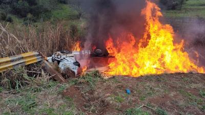 Candói: Caminhão tombado com carga de madeira é incendiado após tentativa de saque da carga na BR 277